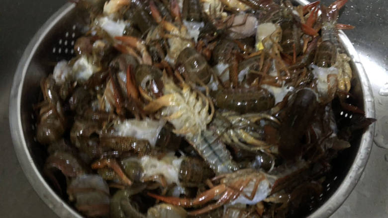 家庭小龙虾🦞,菜市场买的,直接让老板买的时候去掉龙虾盖,去虾线,回家先简单冲洗一遍。