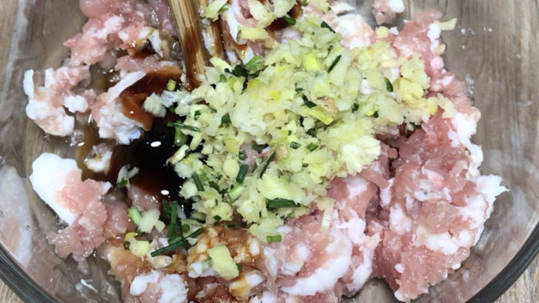 南瓜蒸肉丸子,放入肉末中，加入<a style='color:red;display:inline-block;' href='/shicai/ 718'>料酒</a>、<a style='color:red;display:inline-block;' href='/shicai/ 788'><a style='color:red;display:inline-block;' href='/shicai/ 788'>生抽</a></a>、<a style='color:red;display:inline-block;' href='/shicai/ 721'>蚝油</a>、<a style='color:red;display:inline-block;' href='/shicai/ 720'>胡椒粉</a>，搅拌均匀