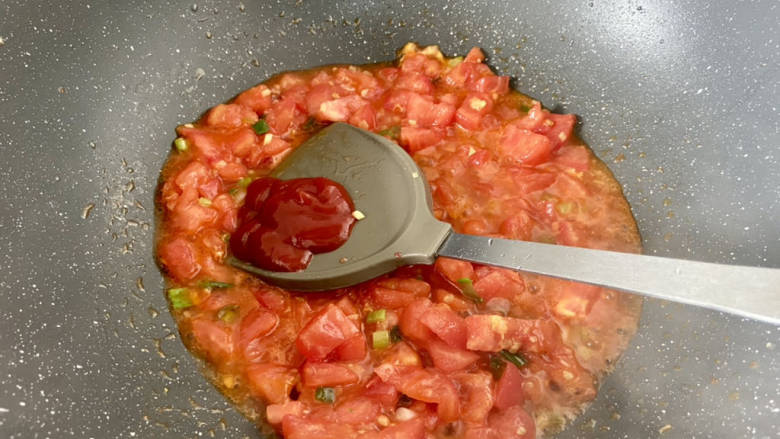 番茄炒鱼片,加入一汤匙<a style='color:red;display:inline-block;' href='/shicai/ 699'>番茄酱</a>,翻炒均匀,让味道更浓郁