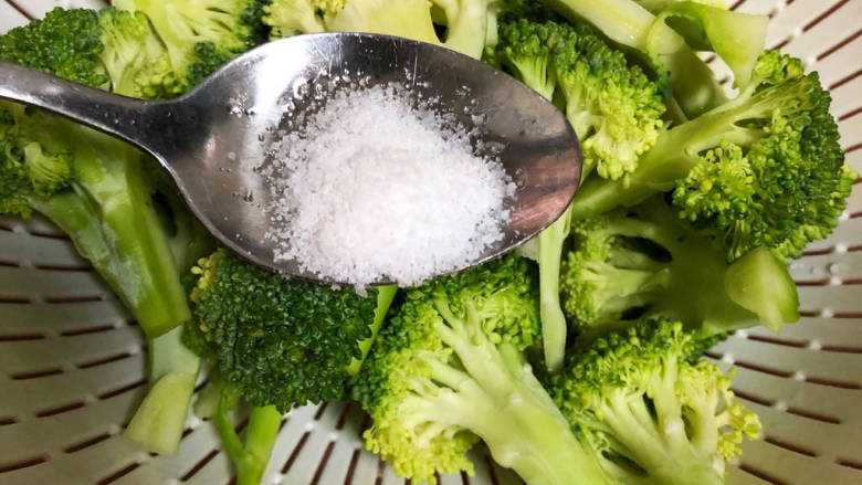西兰花炒肉片,装入菜盆,加半勺盐