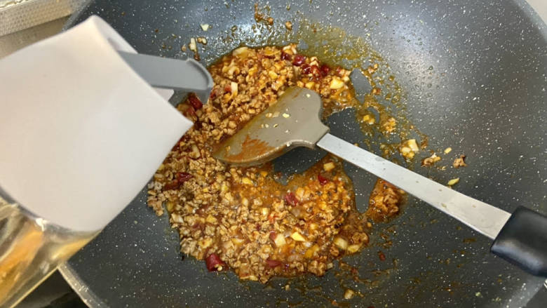 酸辣豆腐➕肉末酸辣豆腐,加入一汤匙料酒,煸炒去腥