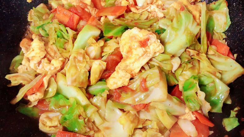 包菜胡萝卜炒鸡蛋,入味后即可出锅了!