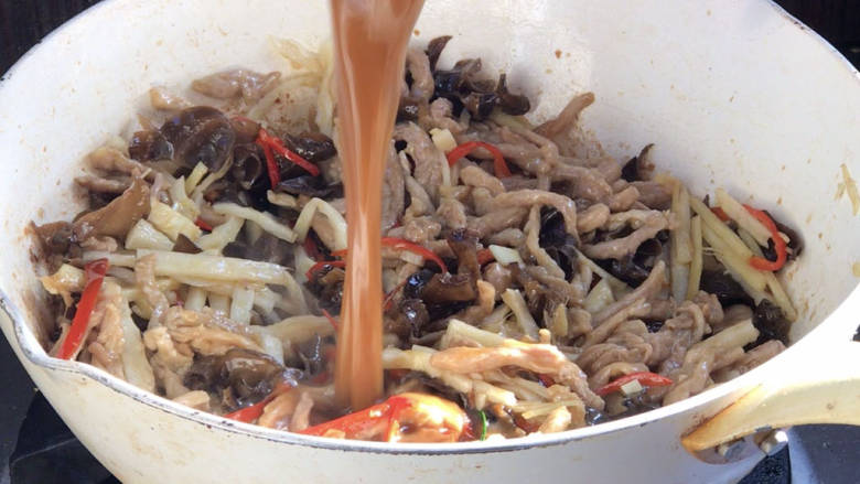 鱼香肉丝,加入料汁，翻炒均匀至入味