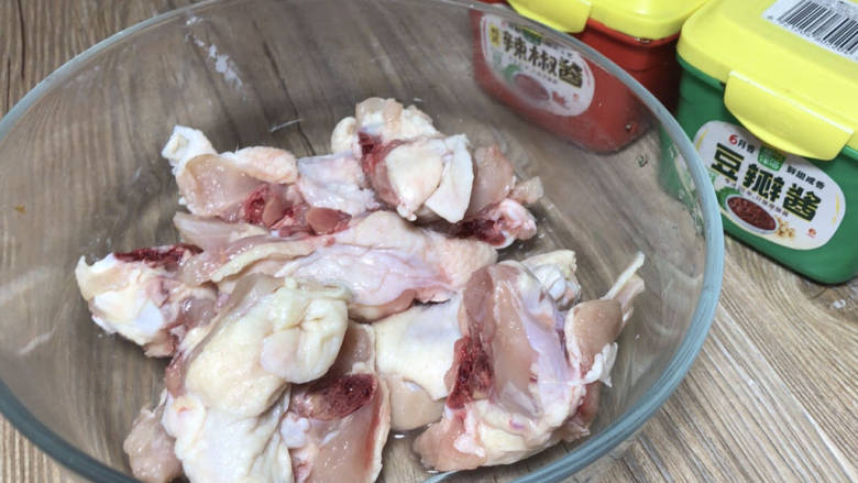 莲藕酱炖鸡腿肉,剁成小块备用,备好酱料