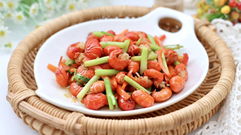 小龙虾芹菜小炒,色香味俱全,下饭又下酒。