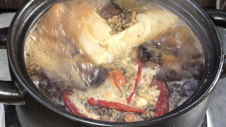 卤豆腐皮,10分钟后关火,将浮上来的豆腐皮压入卤水中,盖上锅盖焖30分钟