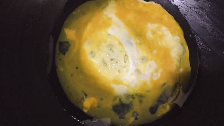 包菜胡萝卜炒鸡蛋,锅中倒入适量油,倒鸡蛋液