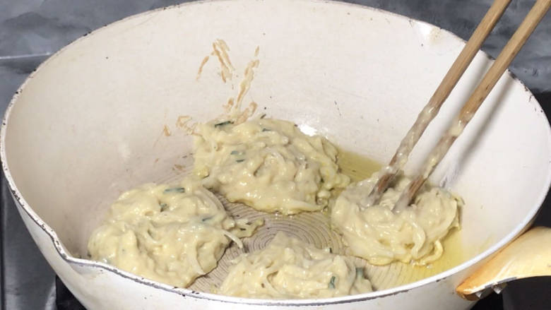 萝卜丝饼,放入热油锅中,中火,煎至底部变色