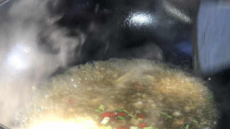 金屋藏娇,倒入淀粉水勾芡,加入枸杞和葱花拌匀
