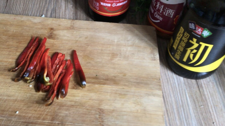 丝瓜炒虾仁,红椒洗净去蒂去籽,切成丝备用