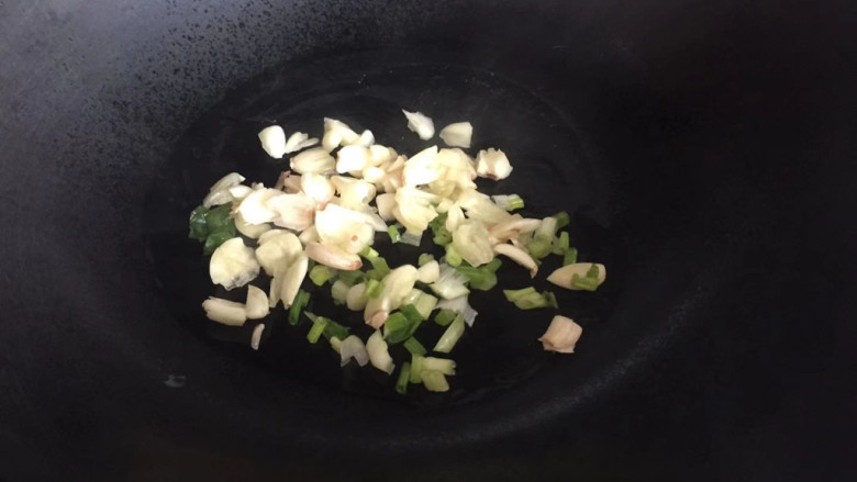线椒藕片,热锅倒油,下入蒜末炒香