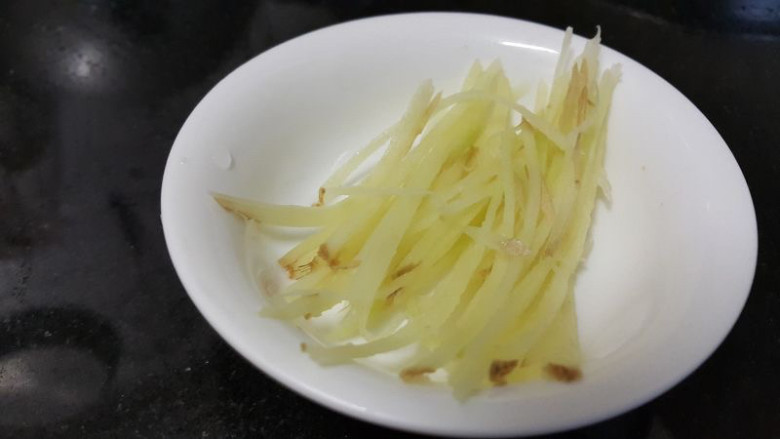 金针菇番茄汤,姜切成丝或者用片都行,我自己喜欢用片,因为姜只是调味,喝汤的时候并不喜欢吃到姜,用姜片的话,喝的时候比较容易挑出来。
