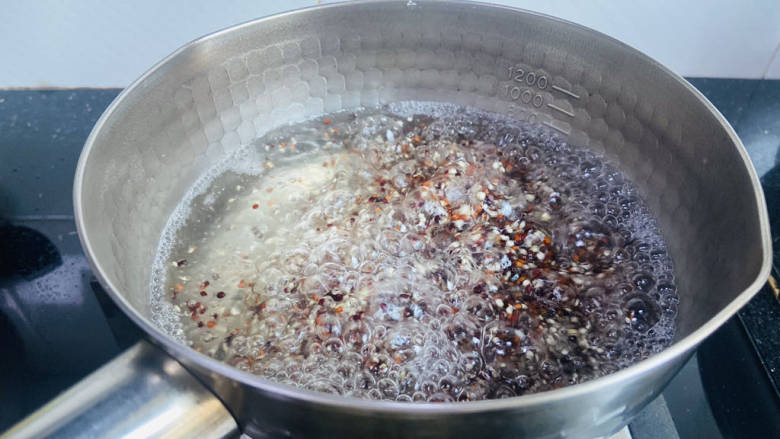 鲜虾仁藜麦果蔬沙拉,锅中加入适量清水大火烧开,放入藜麦煮十五分钟
