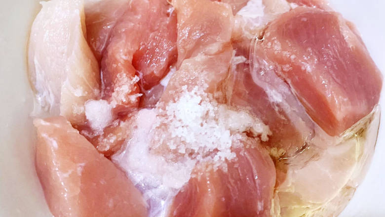 黄瓜炒肉片,并下少许盐和食用油