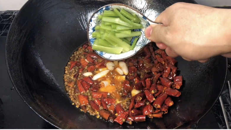 家庭版烤鱼制作方法,放入葱姜芹菜