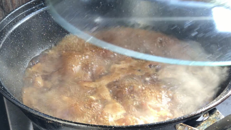 菱角烧肉,盖上锅盖,炖煮30分钟