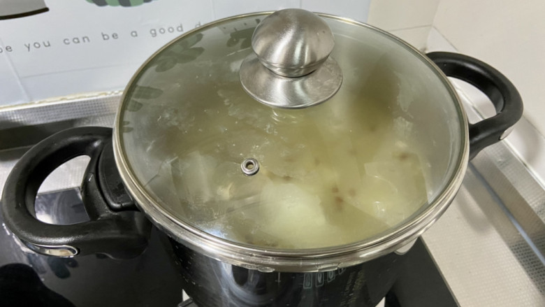 羊肉荞麦面,煮开后,小火加盖炖煮10分钟
