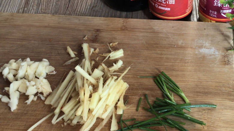 鱼香肉丝,备好葱姜蒜