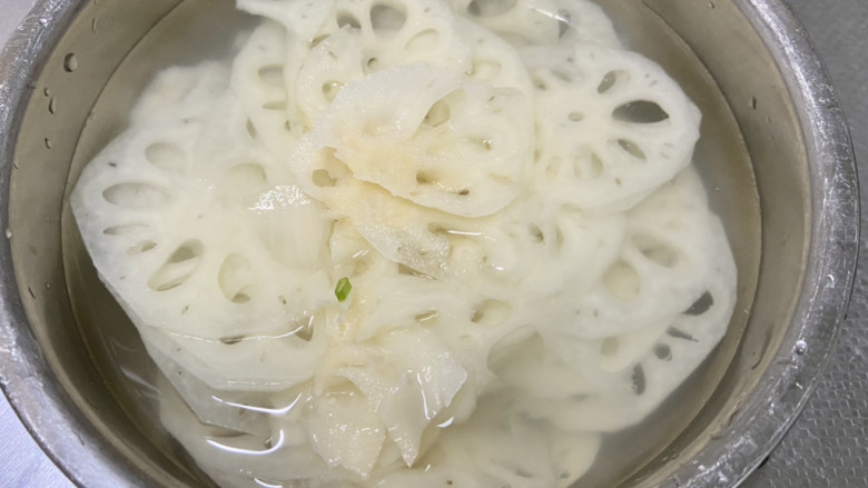 姜汁莲藕,莲藕切一毫米左右薄片,浸泡在加了白醋的清水中,以免氧化变黑