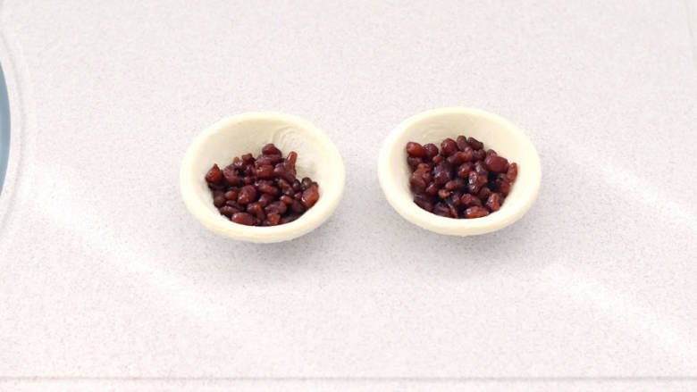 蛋挞密豆酥,<a style='color:red;display:inline-block;' href='/shicai/ 4187'>蛋挞皮</a>从冰箱取出的时候稍微解冻一下,放入密豆。