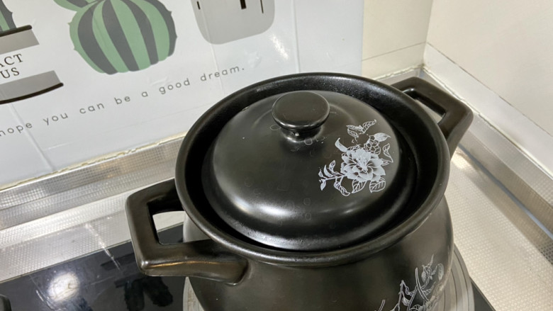 红烧羊肉煲➕胡萝卜煲羊排,转小火加盖炖煮50分钟关火,羊排汤就煮好了