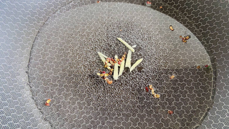 芋头蒸五花肉,锅中加入适量清水,加入花椒和姜丝