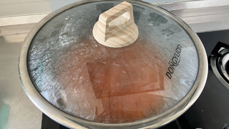 酸汤肉片,尝下咸淡,如果觉得淡,根据自己口味补充少许食盐,加盖小火炖煮3分钟