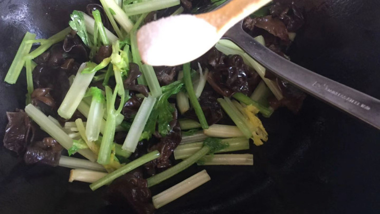 芹菜木耳炒肉丝,下入黑木耳,加入适量盐