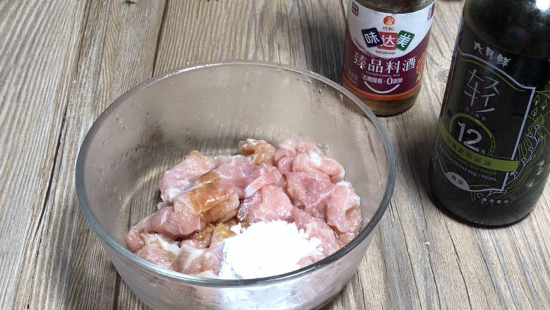 丝瓜肉片,加入<a style='color:red;display:inline-block;' href='/shicai/ 718'>料酒</a>和轻盐酱油,加入淀粉,搅拌均匀腌制备用
