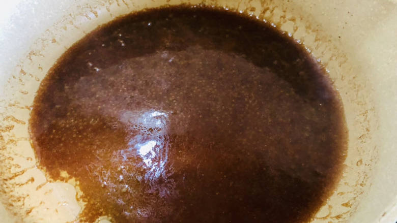 芋头蒸五花肉,取出蒸好的芋头把多余的汤汁倒入锅中,加入水淀粉小火熬至汤汁浓稠。