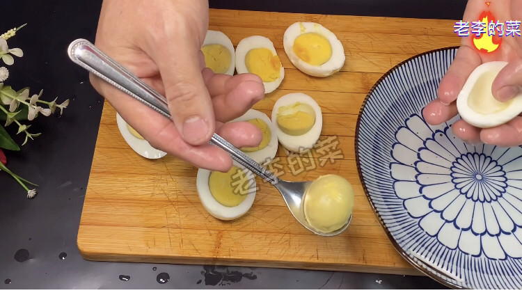 年夜饭寓意菜招财进宝，祝大家新的一年天天招财进宝,取出蛋黄