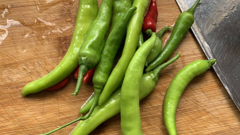 黄瓜炒土豆丝,<a style='color:red;display:inline-block;' href='/shicai/ 61'>青椒</a>冲洗干净