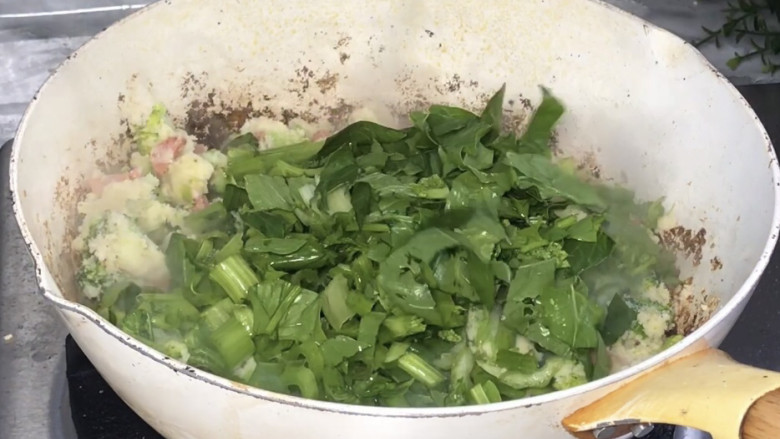 西兰花火腿炒豆渣,加入蔬菜,炒匀至断生