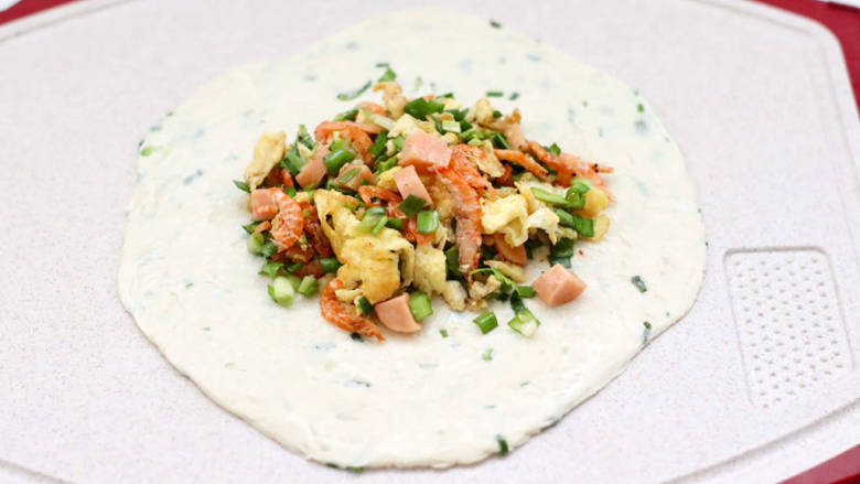 火腿磷虾韭菜盒子,葱香手抓饼提前解冻,放入适量的馅料。