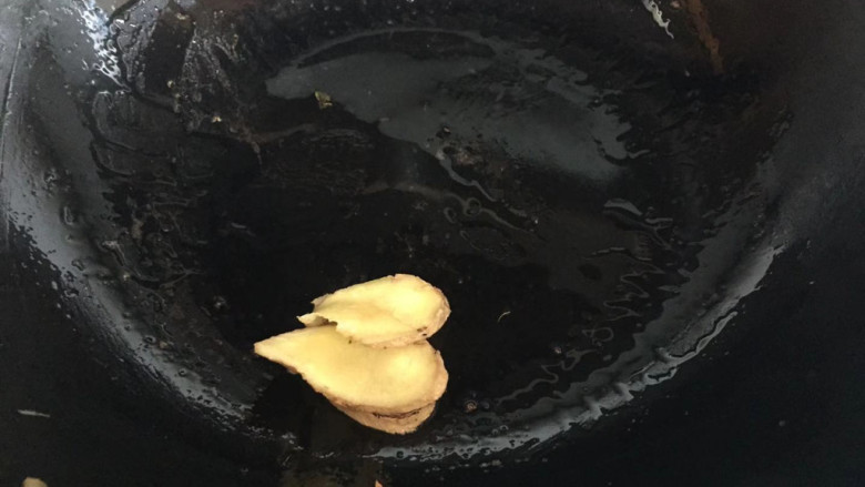 家常炖鲫鱼,热锅倒油,下入姜片