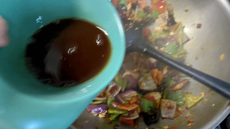 鱼香猪肝,淋上准备好的鱼香汁,中火翻炒到汤汁浓郁
