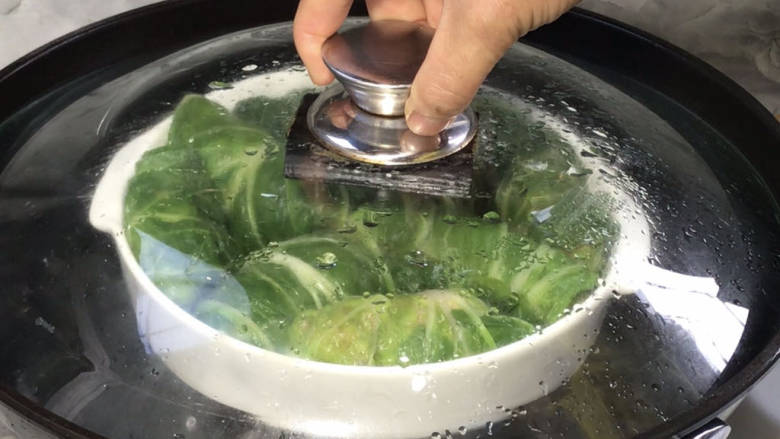 白菜卷肉,放入开水锅中,上汽后蒸7分钟