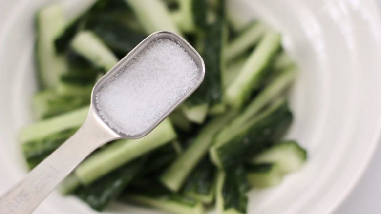 黄瓜炒土豆丝,加入少许盐,把黄瓜抓匀腌制一会(这样炒出来的黄瓜脆又爽口。