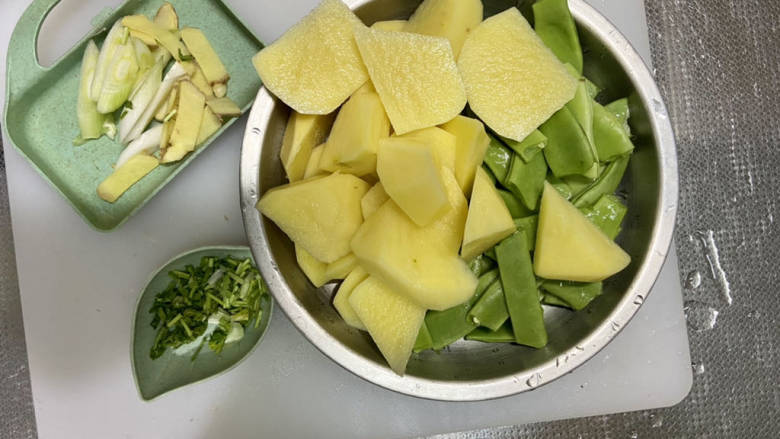 排骨土豆炖豆角,油豆角摘去两头掰成段洗净,土豆削皮切滚刀块,葱白洗净切斜段,姜洗净切片,<a style='color:red;display:inline-block;' href='/shicai/ 131'>香菜</a>洗净切末