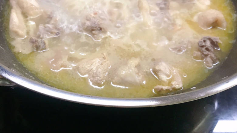 青椒杏鲍菇焖鸡,盖上锅盖转中小火焖10分钟