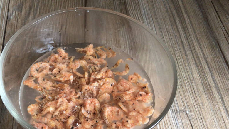 海鲜小馄饨,虾皮用清水洗净盐份,浸泡一会儿以去咸味,再洗净沥水备用