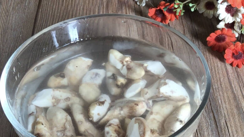 菱角烧肉,菱角洗净,沥水备用