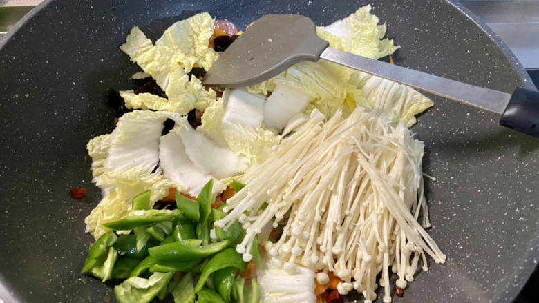 杂炒蔬菜,加入娃娃菜青椒金针菇木耳,转中大火翻炒一两分钟,