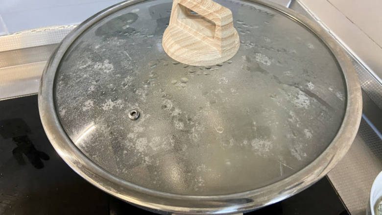 金汤鱼,加盖,中大火炖煮10分钟