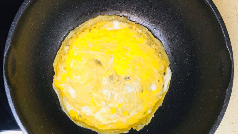 土豆泥蛋卷,起油锅,慢火煎熟鸡蛋饼