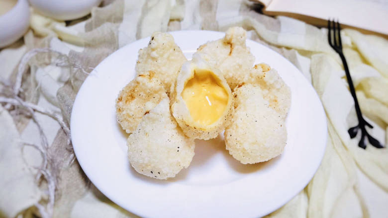 奶黄馅泡泡糕,捞出沥油,稍稍放凉即可食用