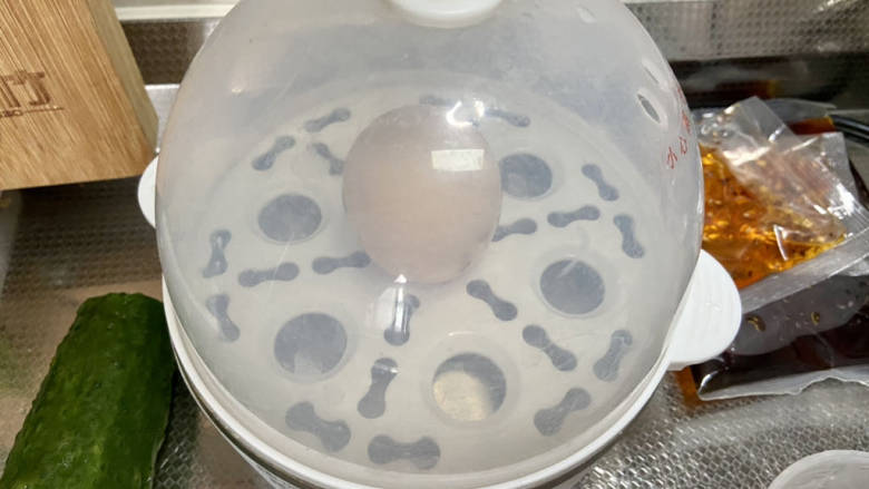 韩式冷面,鸡蛋蒸上,或者用水煮也可以,我喜欢用蒸蛋器,方便控制时间和剥壳