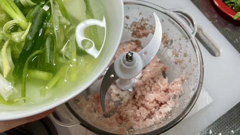 海鲜小馄饨➕鲜虾玉米猪肉馄饨,分次加入葱姜水,每次加入都要再开机搅打至水分吸收,最后搅打成细腻多汁的肉泥