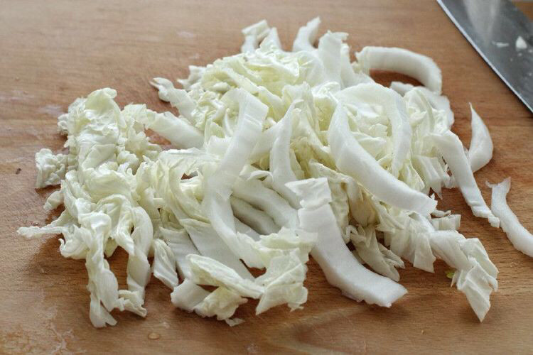 五花肉炖白菜,白菜洗净后沥干水分,然后切成粗丝,也可以用手撕成片状,看个人习惯。