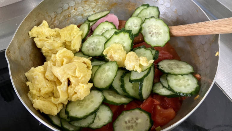 番茄黄瓜炒蛋,加入黄瓜片、炒鸡蛋和肉花肠,中火翻炒一分钟